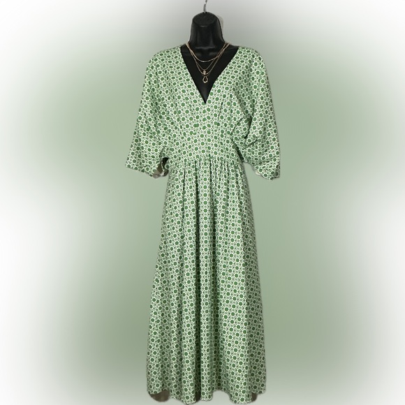 Alexia Admor Dresses & Skirts - Alexia Admor Green White Floral V-Neck Maxi Dress NWT Size 10